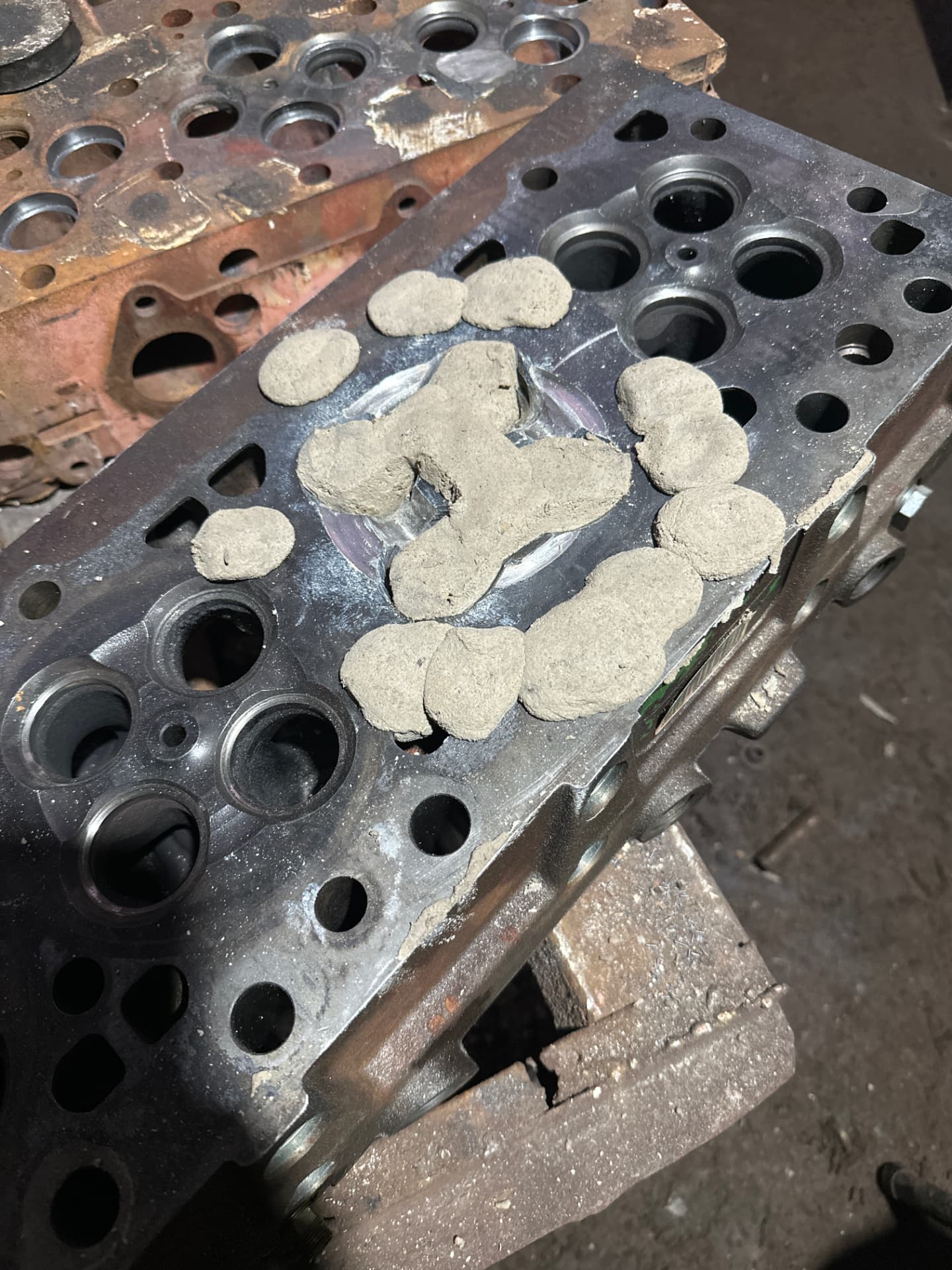 Cabeçote de motor diesel com reparo em andamento, antes da recuperação